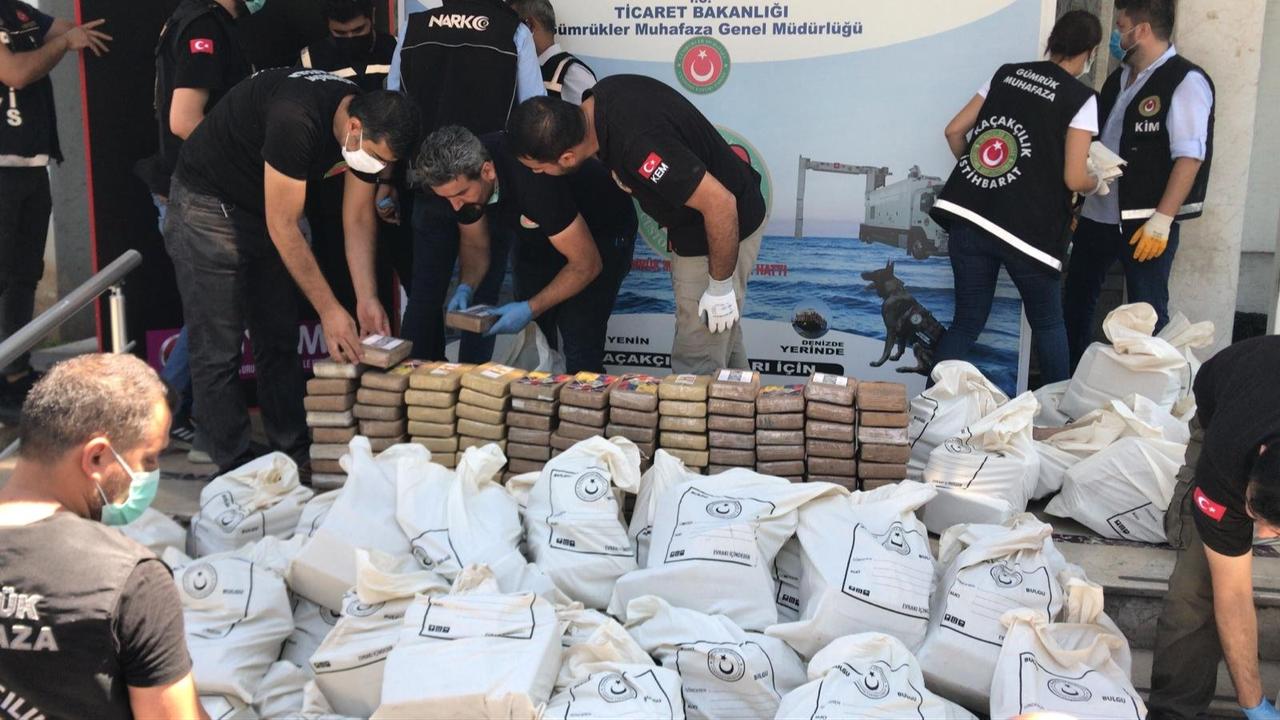 Police and customs officers sort the seized drugs in Mersin, Türkiye, June 16, 2021. (AA Photo)