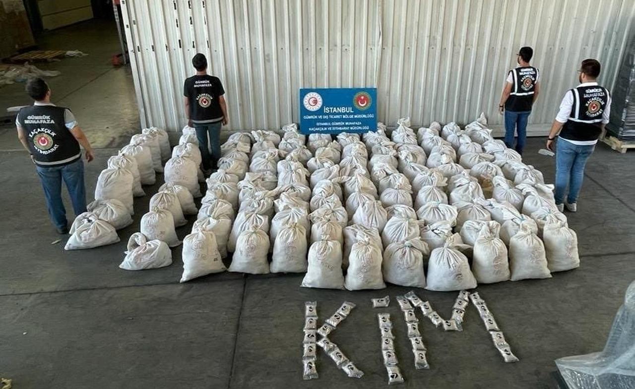 A display of seized drugs and customs officers in Istanbul, Türkiye, Aug. 27, 2022. (IHA Photo)