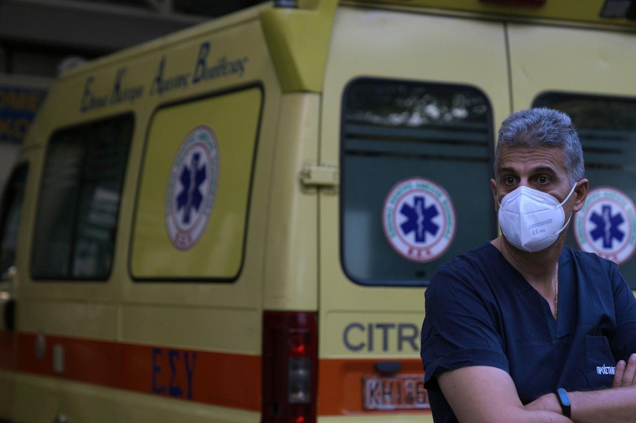 Flu surge in Greece strains hospitals as 8 die in a week