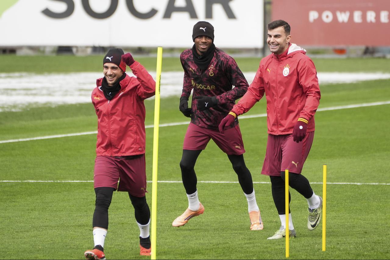 Victor Osimhen (C), Abdulkerim Bardakci (R) and Yunus Akgun (L) of Galatasaray attend a training session at Kemerburgaz Metin Oktay Facilities in Istanbul, Türkiye, January 20, 2026. (AA Photo)
