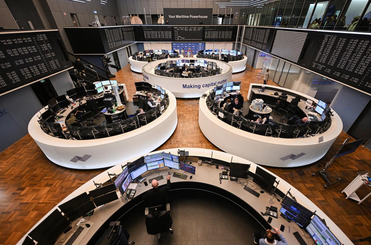 Traders work at the stock exchange in Frankfurt am Main, western Germany, January 19, 2026. (AFP Photo)