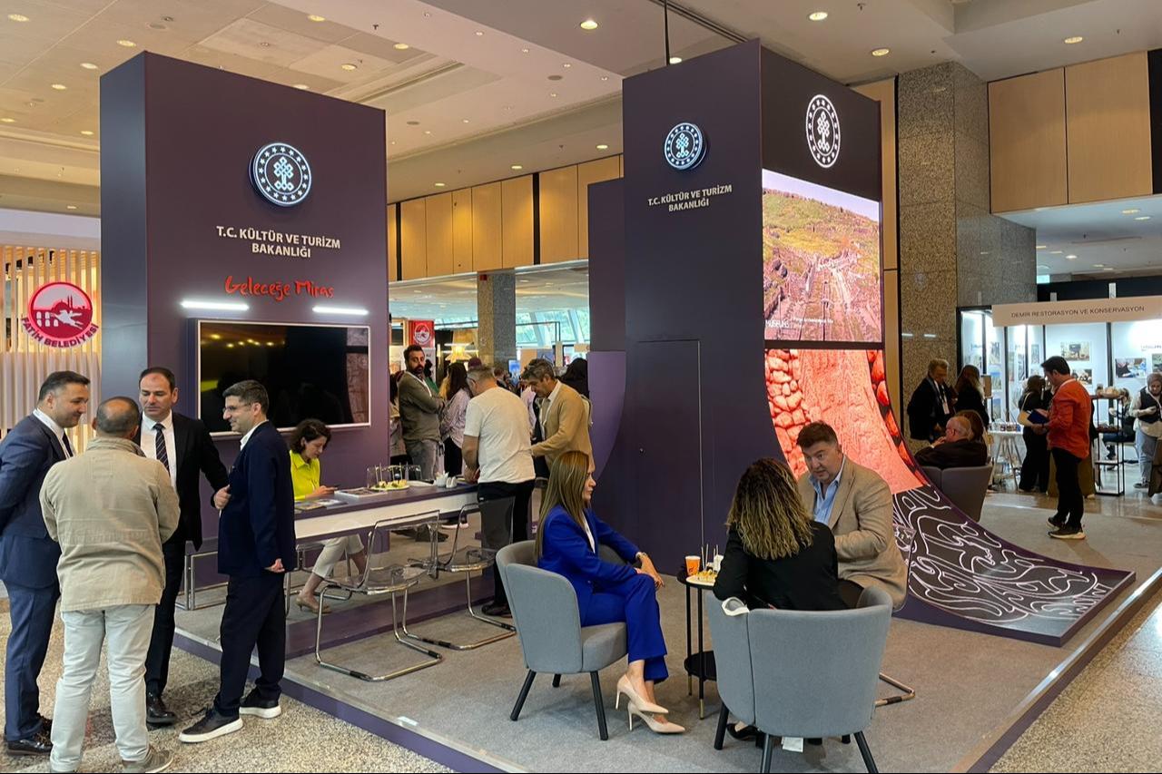 Visitors gather around the Ministry of Culture and Tourism booth during Heritage Istanbul 2024 at the Istanbul Lutfi Kirdar Convention and Exhibition Center, where public institutions and sector representatives met to exchange views on cultural heritage projects, May 15, 2024. (Photo by Koray Erdogan/Türkiye Today)