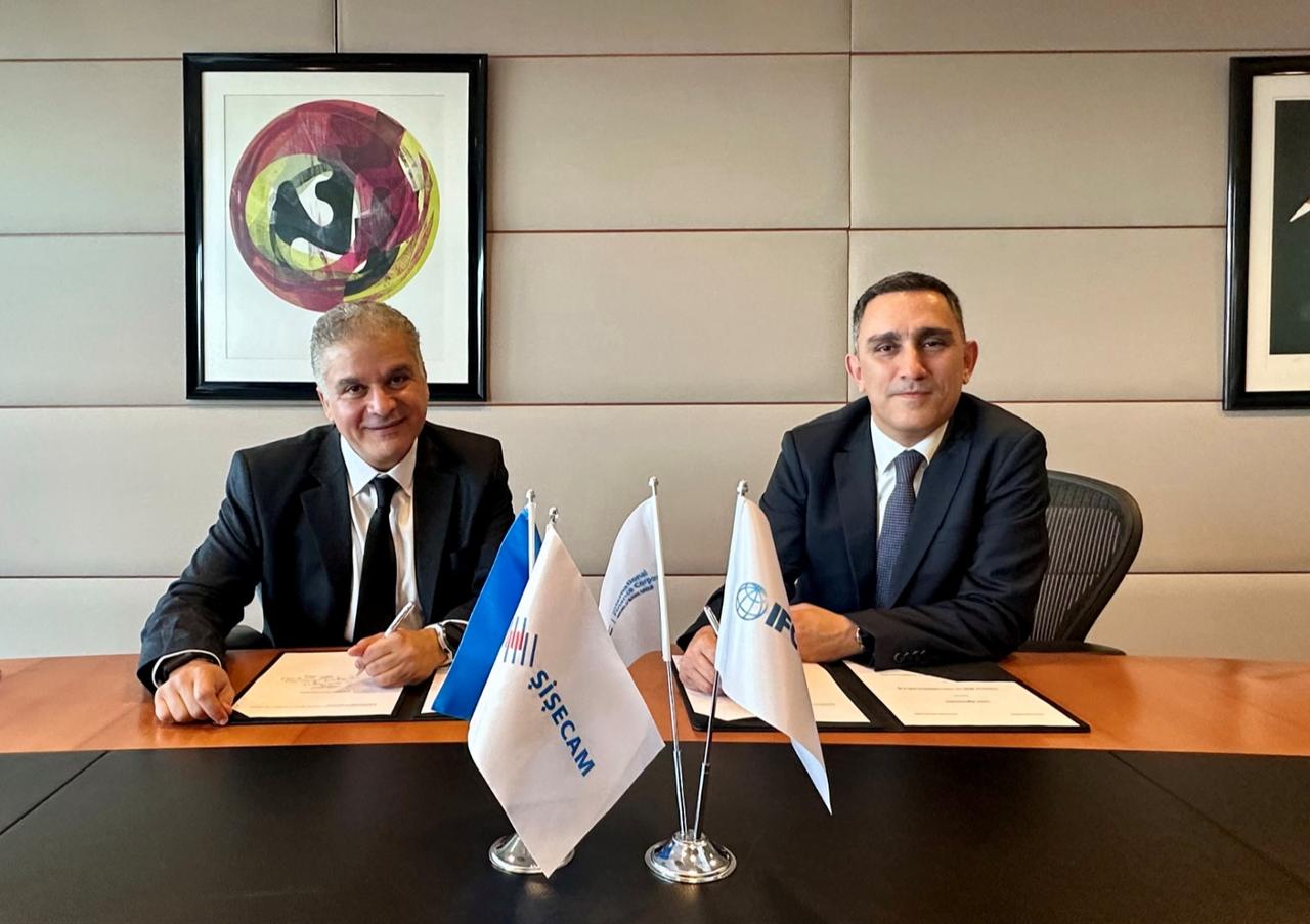 Sisecam CEO Can Yucel (right) and IFC’s Regional Industry Head Ashruf Megahed (left) sign a long-term financing agreement in Istanbul, Türkiye. (Courtesy of IFC)