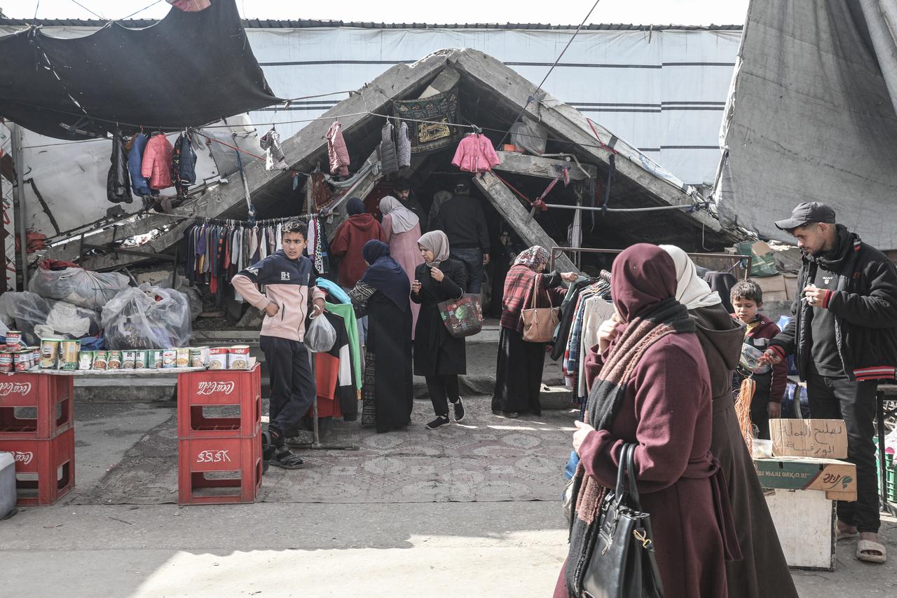 Palestinians flock to the public market in the Nuseirat camp after months of restrictions in the besieged Gaza Strip on January 20, 2026. (AA Photo)