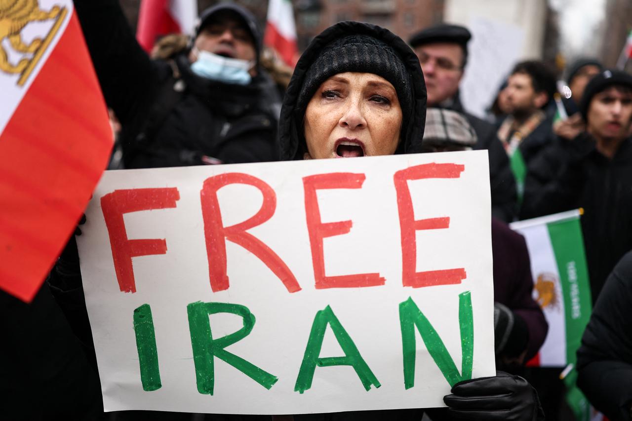A woman holds a "Free Iran" sign as people sing and shout during a rally in support of the Iranian people in New York, US on January 18, 2026. (AFP Photo)