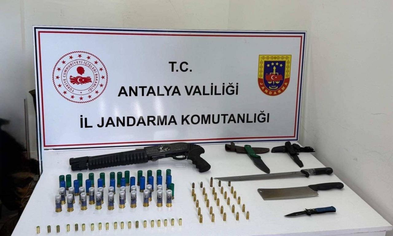 Unlicensed weapons are on display following a gendarmerie operation in Antalya's Kepez district. (AA Photo)