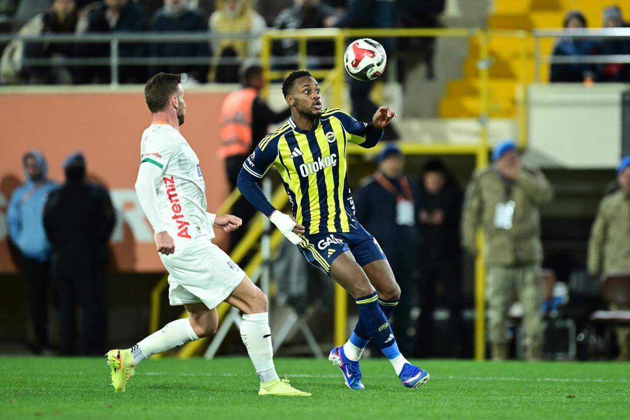 John Duran (R) of Fenerbahce in action during the Turkish Super Lig week 18 football match between Corendon Alanyaspor and Fenerbahce at Alanya Oba Stadium, in Antalya, Türkiye, Jan. 18, 2026. (AA Photo)
