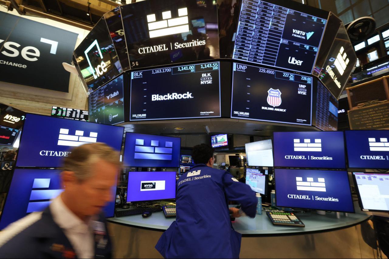 Traders work on the floor of the New York Stock Exchange (NYSE) in New York, January 20, 2026. (AFP Photo)