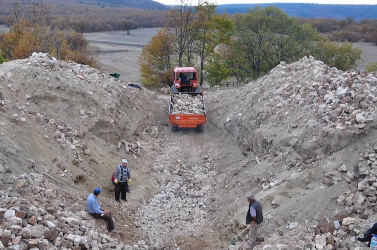 General view of the Karaagac Tumulus during excavation, showing the scale of the mound and the damage caused by illicit digging before systematic archaeological work began. (Photo via Bilecik Museum)