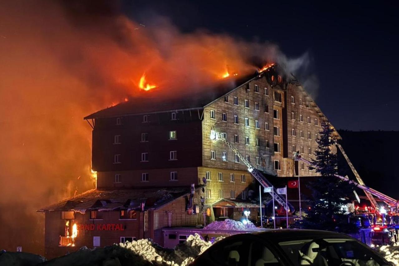 Fire breaks out at a hotel in Türkiye's Kartalkaya Ski Resort, a prominent tourist destination in Bolu, Türkiye, Jan. 21, 2025. (IHA Photo)