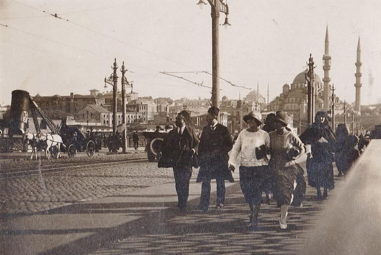 Pedestrians cross the Galata Bridge with the skyline of historic Constantinople in the background, Istanbul, Türkiye, 1920s. (Courtesy of Old Istanbul Photo Archive)