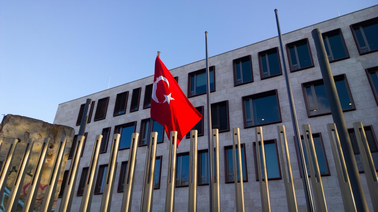 Turkish flag in front of the Turkish embassy, ​​Berlin, Germany at an unspecified date. (Adobe Stock Photo)