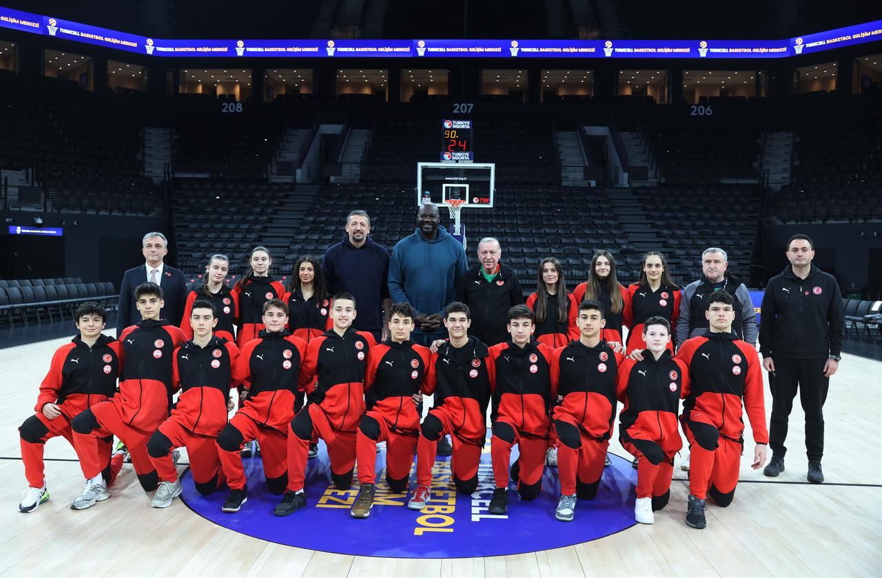 Former NBA star Shaquille O’Neal stands alongside President Recep Tayyip Erdogan and young athletes during a basketball event in Istanbul, where sports officials and youth players came together to highlight basketball development in Türkiye, Jan. 20, 2026. (AA Photo)