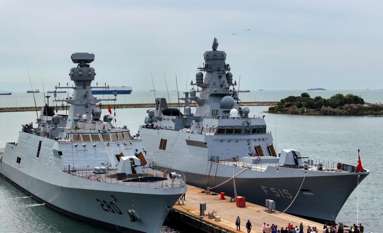 PNS BABUR (280), the first corvette under the Pakistan MILGEM Project (L) and TCG Istanbul (F-515), Türkiye's first national frigate (R). (AA Photo)