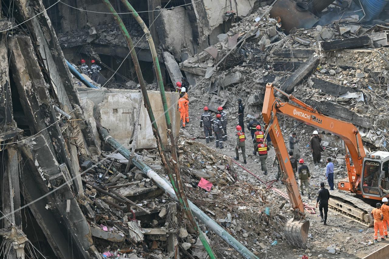 Rescue personnel clear debris of a shopping mall in Karachi, Pakistan, January 22, 2026. (AFP Photo)