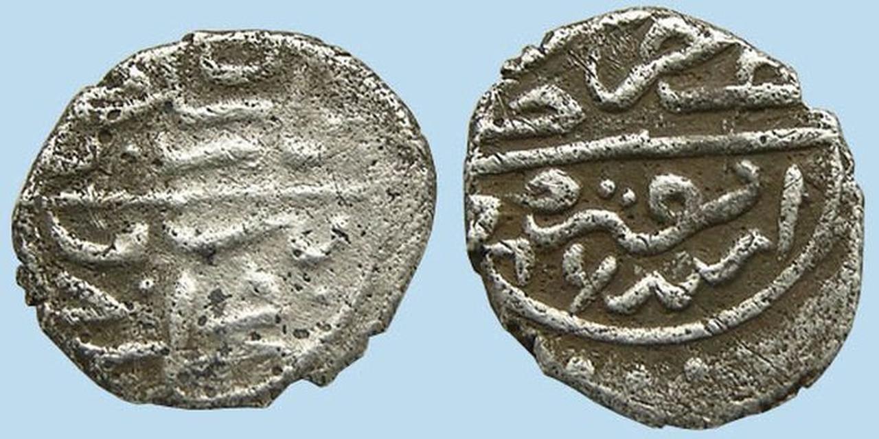 In the early 16th century, during the reign of Sultan Bayezid II, the Ottoman silver coin "akce" (1.2 cm in diameter, 0.7 grams in weight) was used in daily transactions. (Photo via Sarkac)