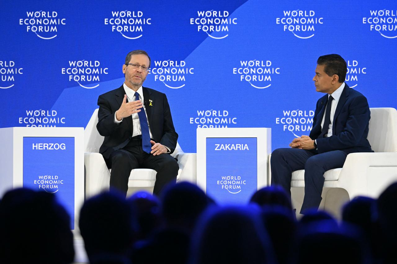 Israel's President Isaac Herzog (L) speaks with CNN Indian-American journalist Fareed Zakaria during the World Economic Forum (WEF) annual meeting in Davos, Switzerland on January 22, 2026. (AFP Photo)