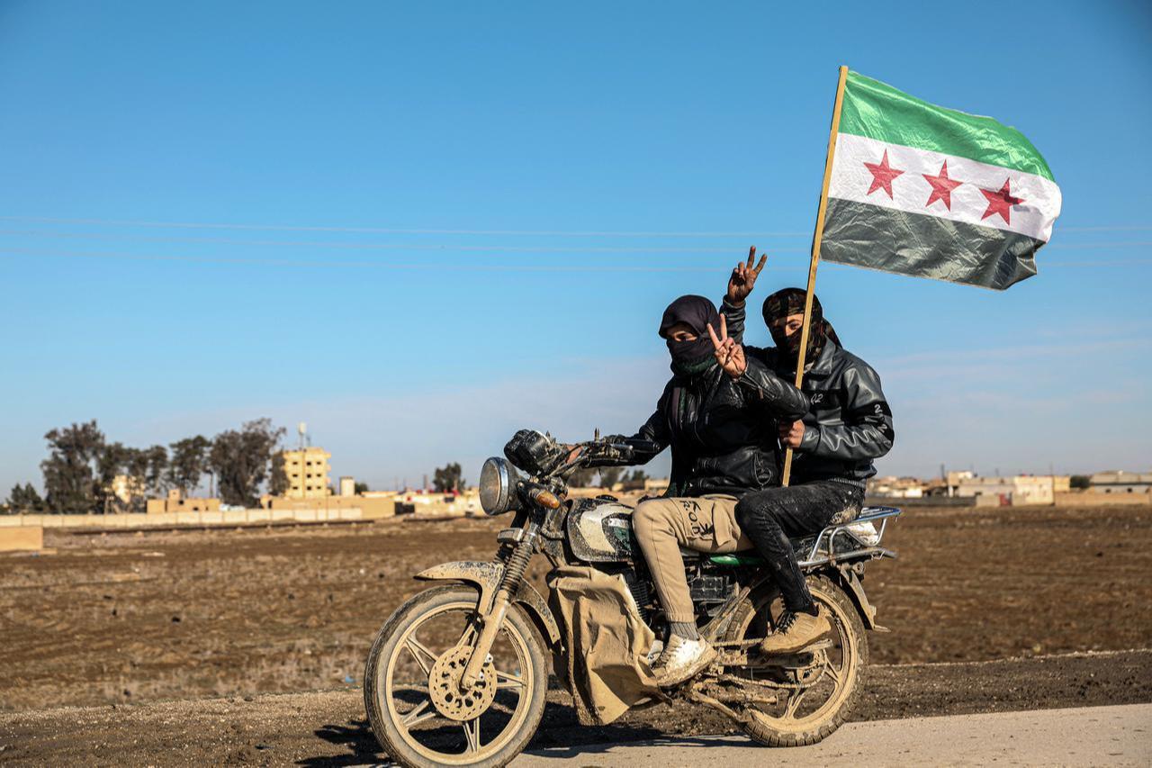 Residents celebrate as Syrian government forces enter the city of al-Shaddadi, south of the city of Hasakah, in northeastern Syria on January 20, 2026. (AFP Photo)