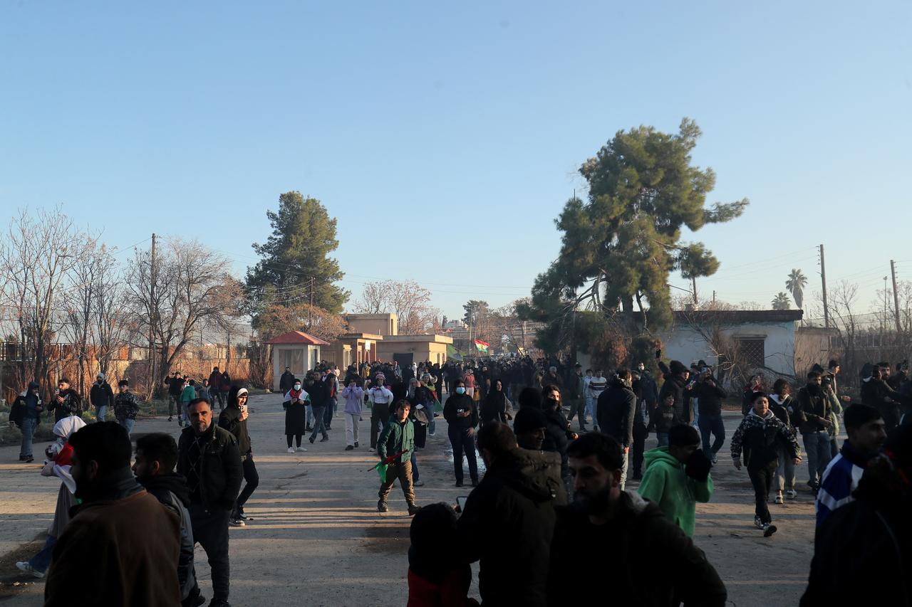 Pro-YPG/SDF protesters on the Syrian side of the Nusaybin crossing with Türkiye, in Syria on January 20, 2026. (AFP Photo)