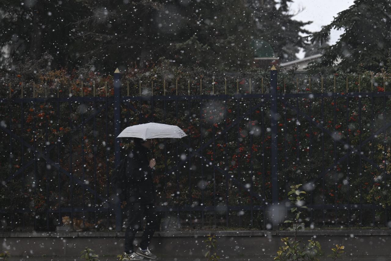 Daily life continues as it snows in Ankara, Türkiye on January 22, 2026. (AA Photo)