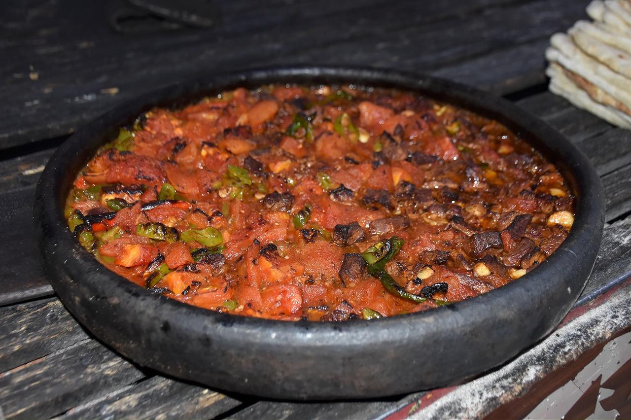 A freshly baked Eli Bogrunde tray kebab, featuring lamb, tomatoes and peppers cooked until tender. (AA Photo)