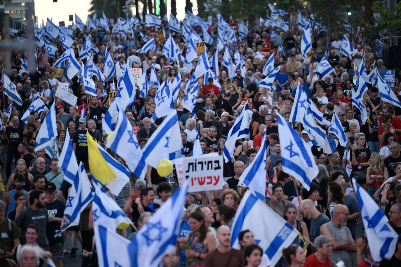 Israeli citizens stage a protest demanding a ceasefire, return of Israeli hostages and early elections in Tel Aviv, July 6, 2024 (AA Photo)