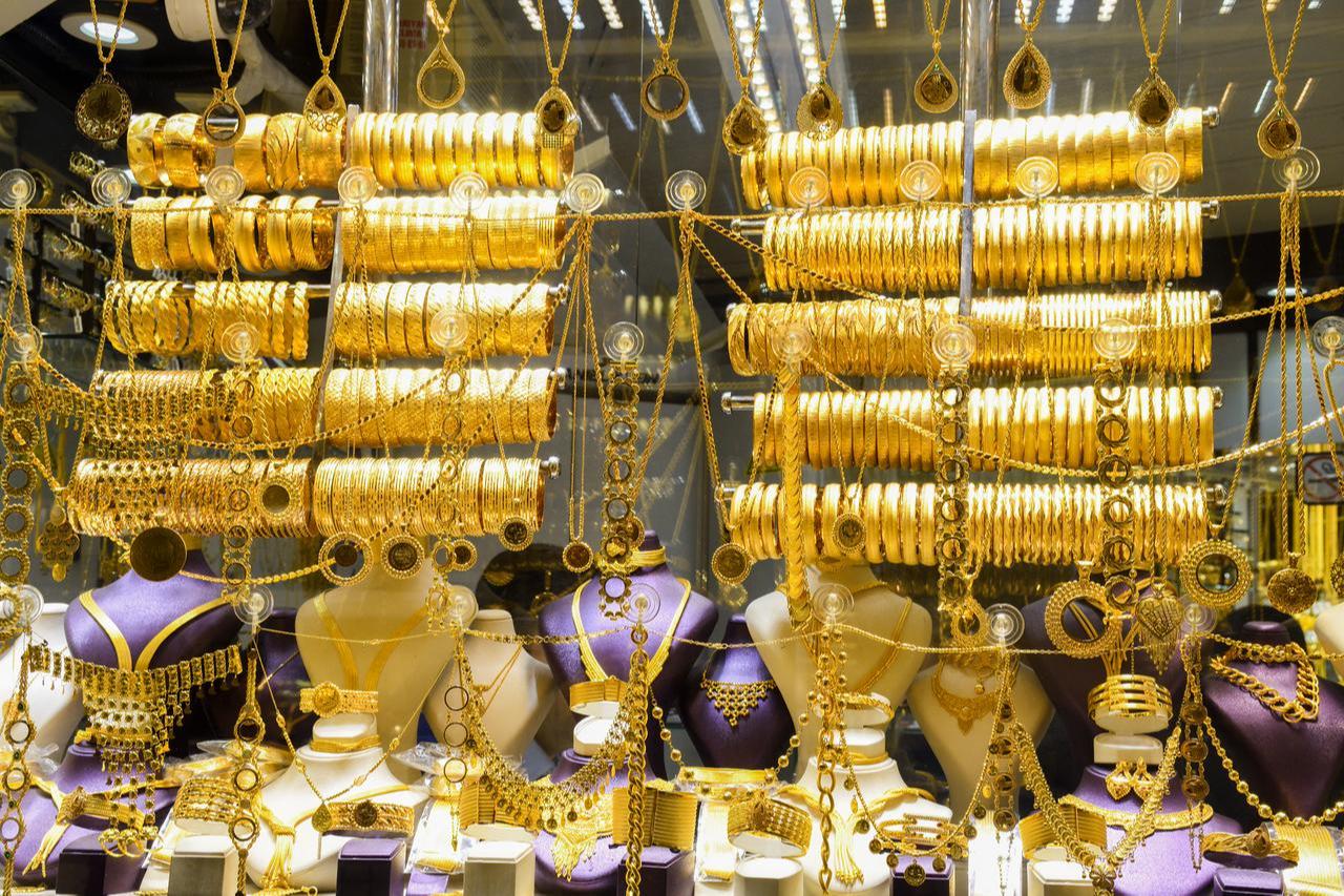 Gold jewelry on display in a shop at Istanbul’s Grand Bazaar, Türkiye, December 20, 2019. (Adobe Stock Photo)