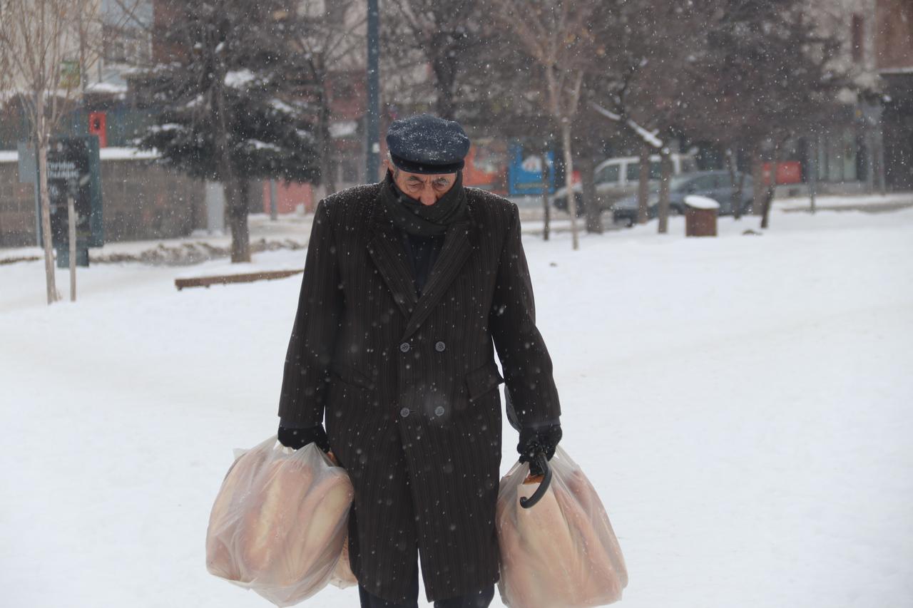 Snow charm fades as winter reality grips Türkiye’s highlands