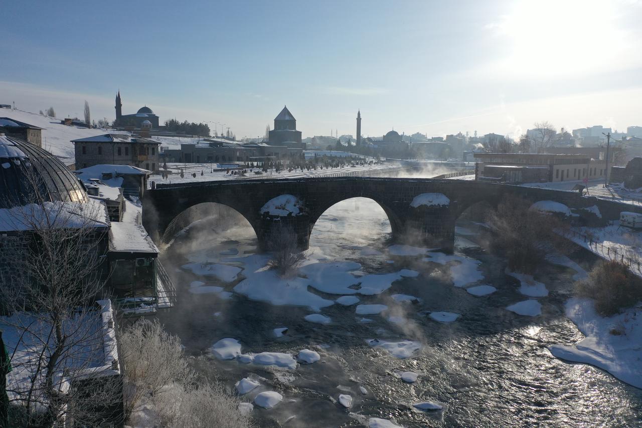 Cold air replaces snowfall in the centre of Kars as steam rises over Kars River, Kars, Türkiye, Jan. 22, 2026. (AA Photo)