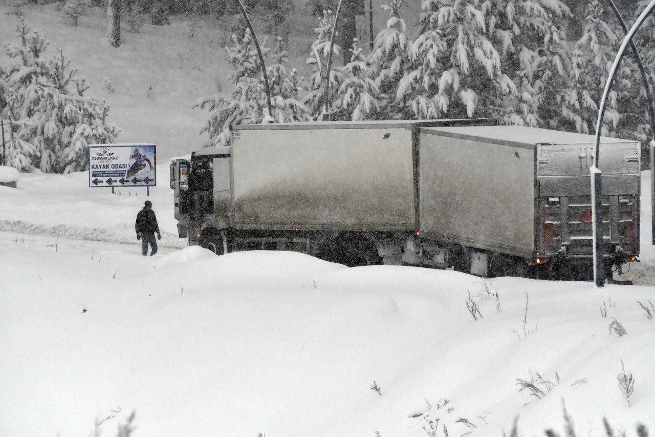 Heavy snowfall disrupts traffic on the Kars-Erzurum highway as trucks remain stranded, Kars, Türkiye, Jan. 13, 2026. (AA Photo)