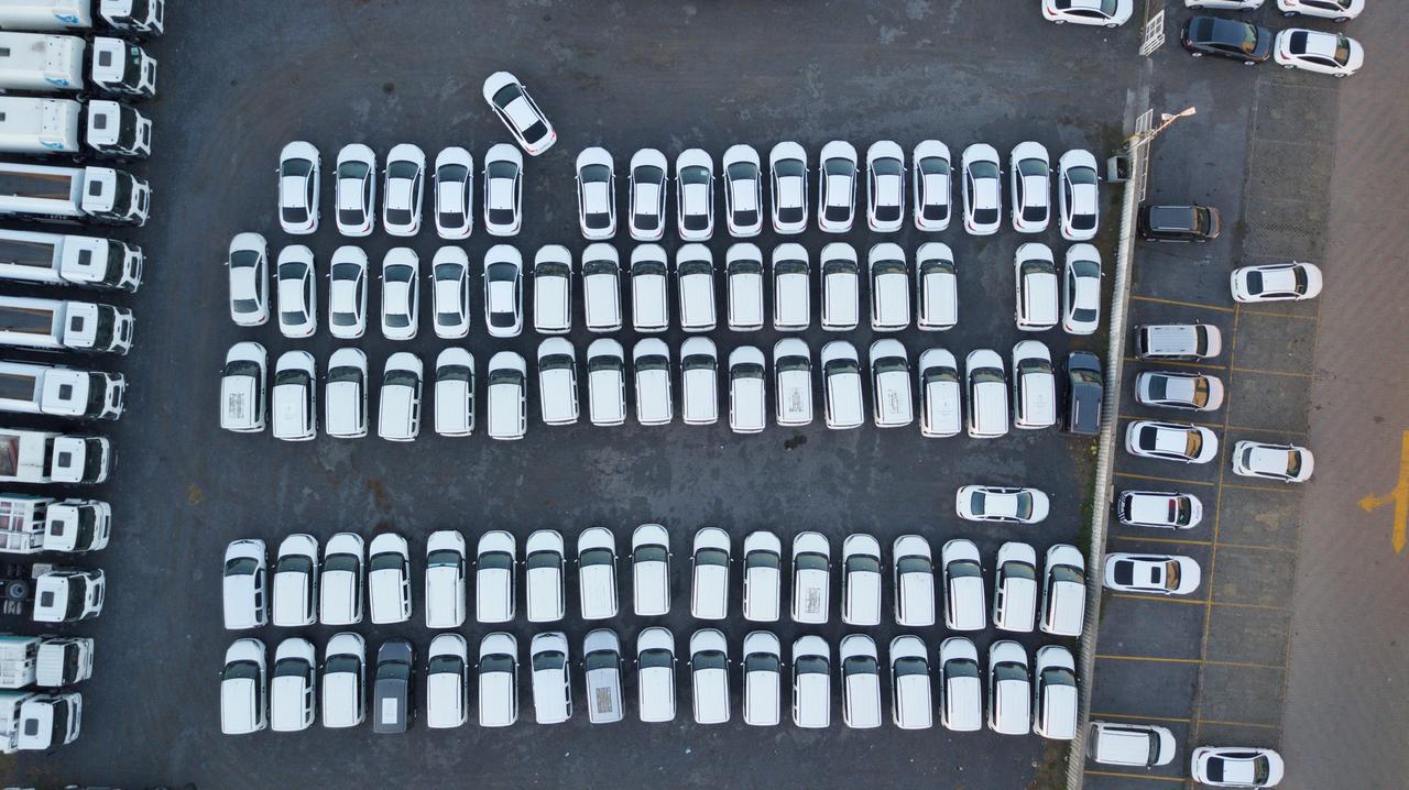 Aerial view of parked rental cars at a fleet storage area in Istanbul, Türkiye. (Adobe Stock Photo)