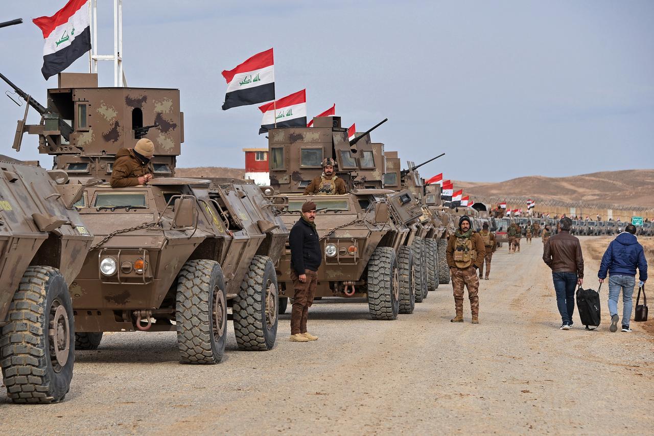 Iraqi border security force personnel stand guard next to their armoured vehicles along the border with Syria, in Sinjar district, northern Iraq on January 22, 2026. (AFP Photo)