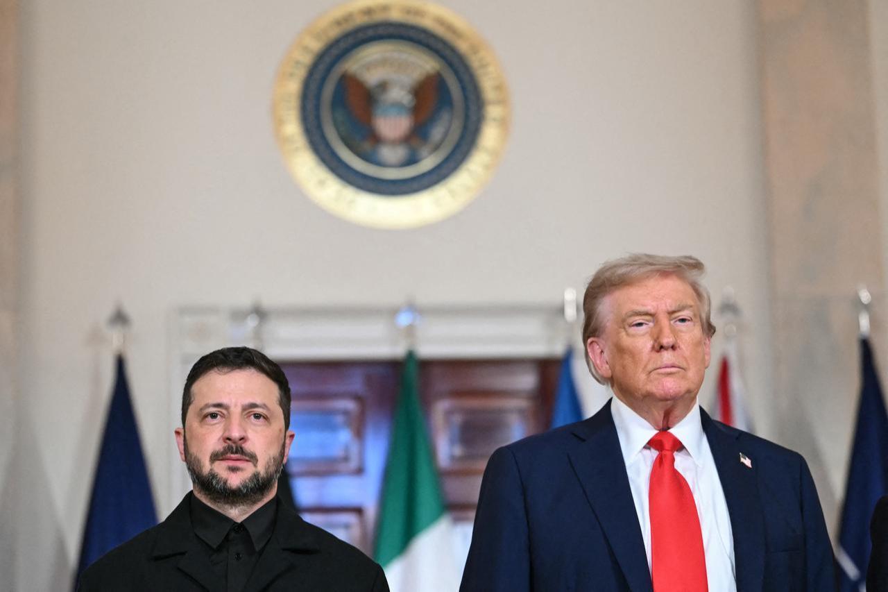 US President Donald Trump and Ukrainian President Volodymyr Zelenskyy stand for a family photo with European leaders in Washington, DC, on Aug. 18, 2025. (AFP Photo)