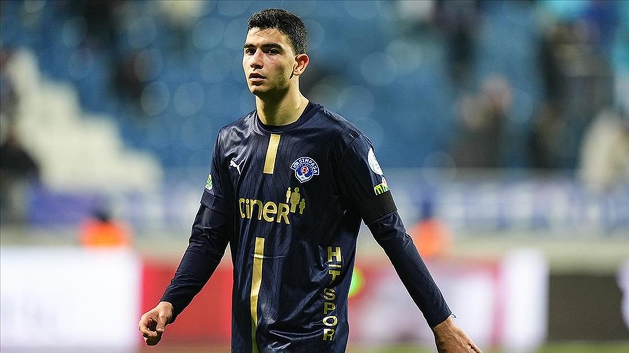Yasin Ozcan plays for Kasimpasa during a Turkish Super Lig match in Istanbul, Türkiye. (AA Photo)