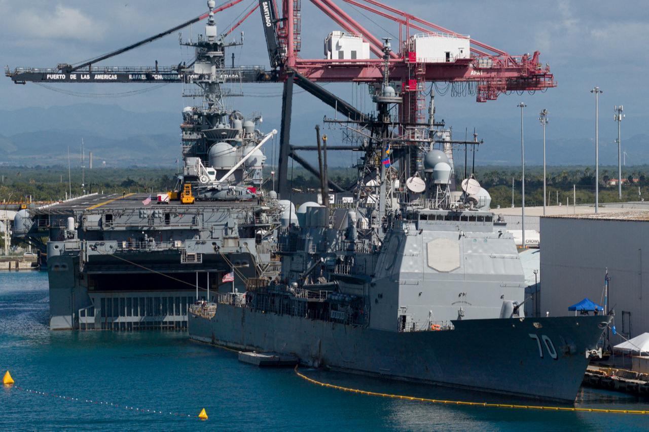 An aerial view shows the US SLake Erie (front), a US Navy Ticonderoga-class guided-missile cruiser, and the USS Iwo Jima, a US Navy Wasp-class amphibious assault ship, docked at the port of Ponce, Puerto Rico, Jan. 15, 2026. (AFP Photo)