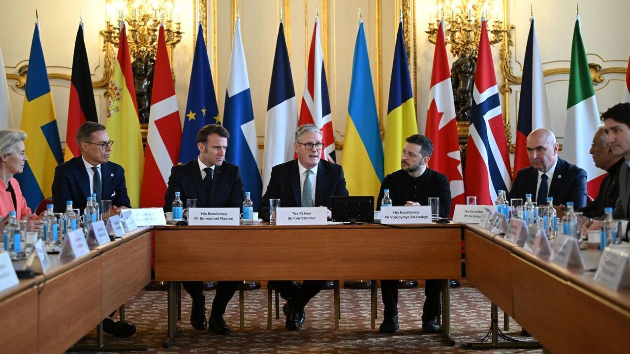 British Prime Minister Keir Starmer, Ukrainian President Volodymyr Zelensky, and French President Emmanuel Macron on a meeting. (AFP Photo)