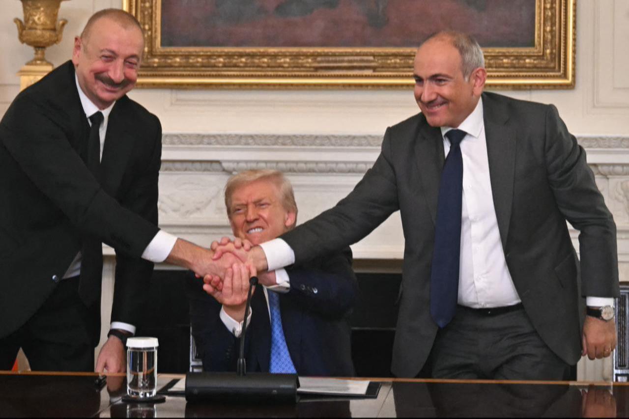 U.S. President Donald Trump (C), Azerbaijani President Ilham Aliyev (L) and Armenian Prime Minister Nikol Pashinyan shake hands after signing an agreement in Washington, U.S. Aug. 8, 2025. (AFP Photo)