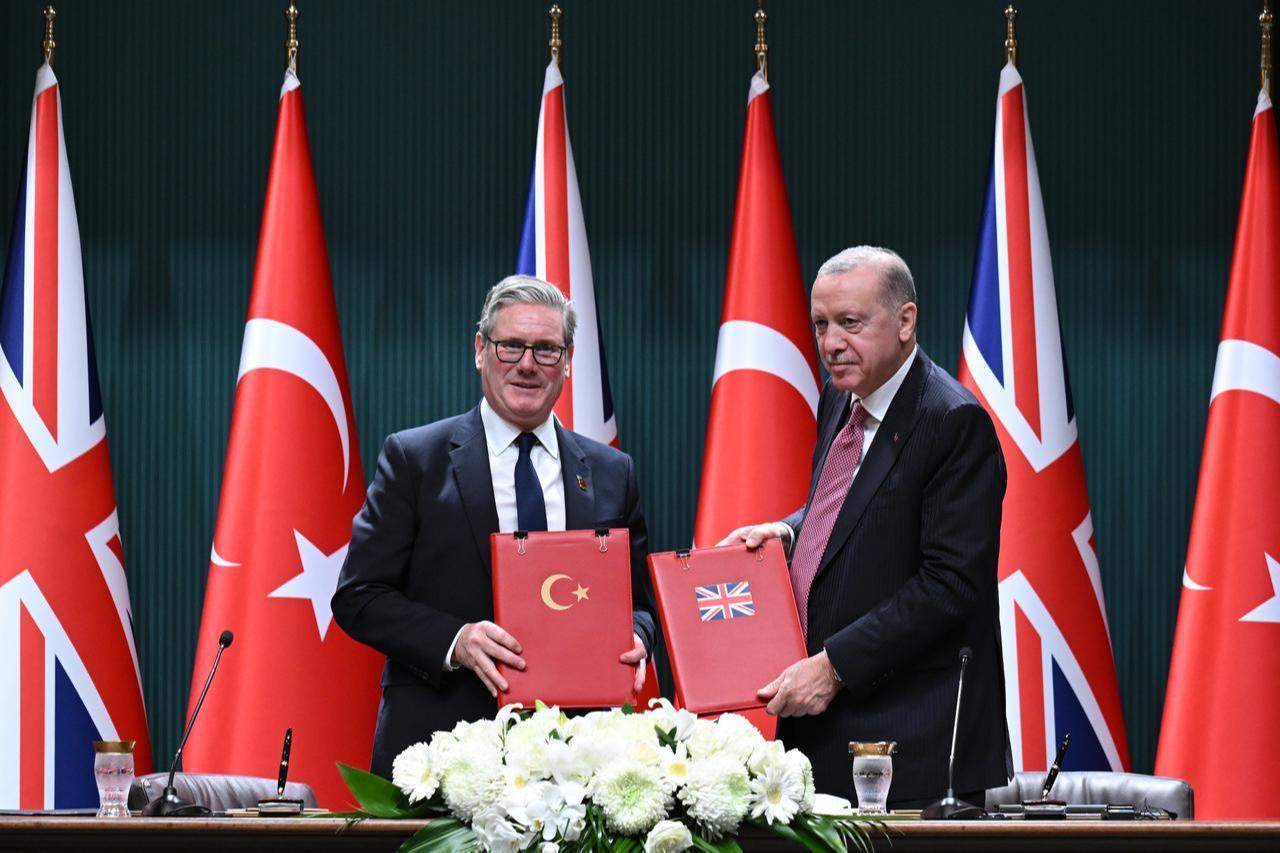 President Recep Tayyip Erdogan and UK Prime Minister Keir Starmer attend signing ceremony of bilateral cooperation agreement on Eurofighter Typhoon fighter jets between Türkiye and UK at Presidential Complex in Ankara, Oct. 27, 2025. (AA Photo)