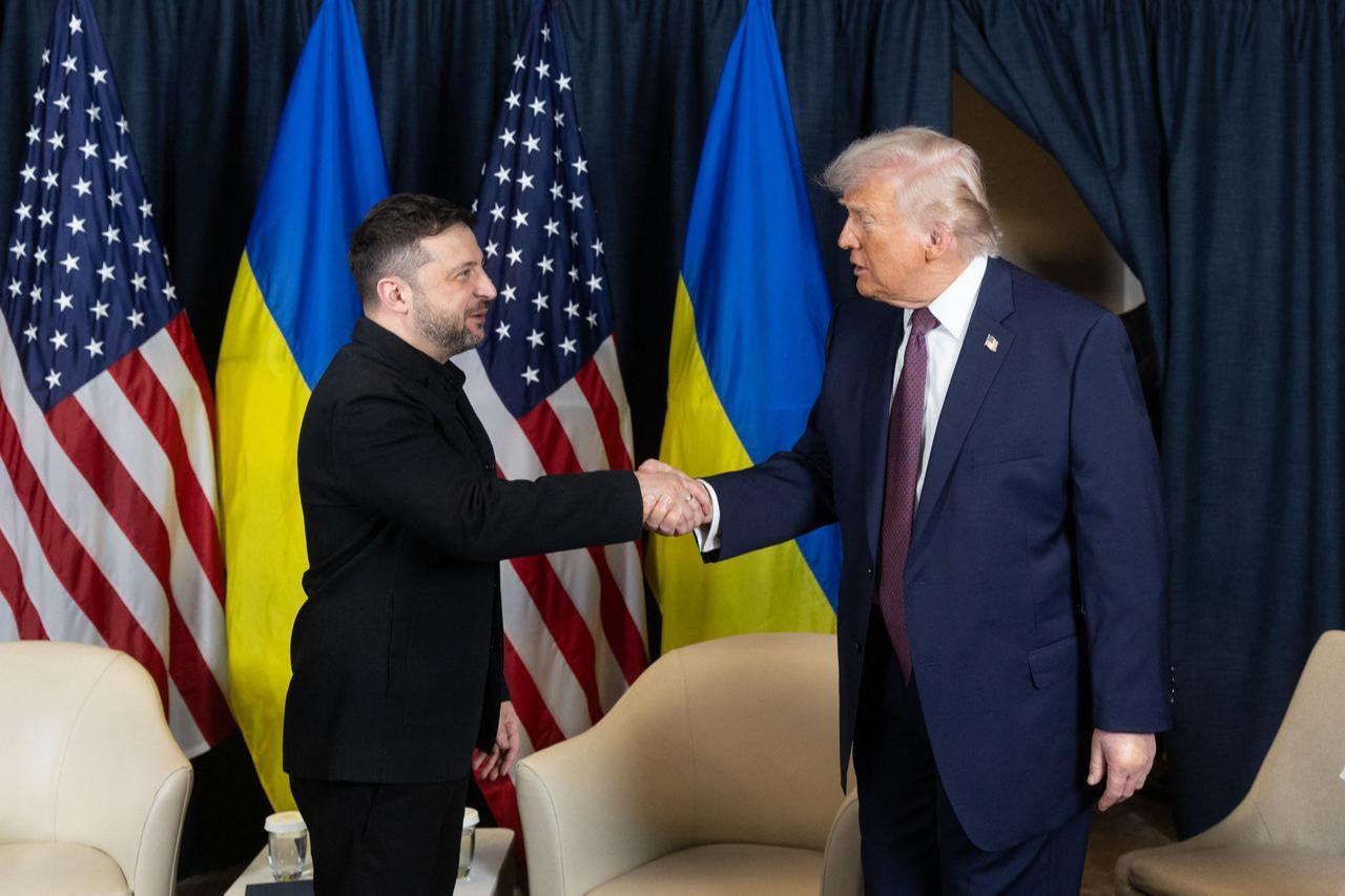 Ukraine's President Volodymyr Zelensky (L) and US President Donald Trump (R) shake hands during their bilateral meeting in Davos, Switzerland, January 22, 2026. (AFP Photo)