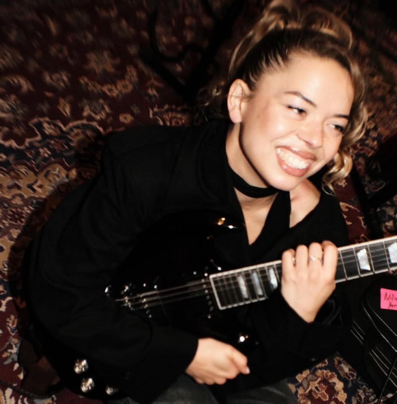 Turkish singer Nilufer Yanya. (Photo via Instagram @niluferyanyaaaaaa)