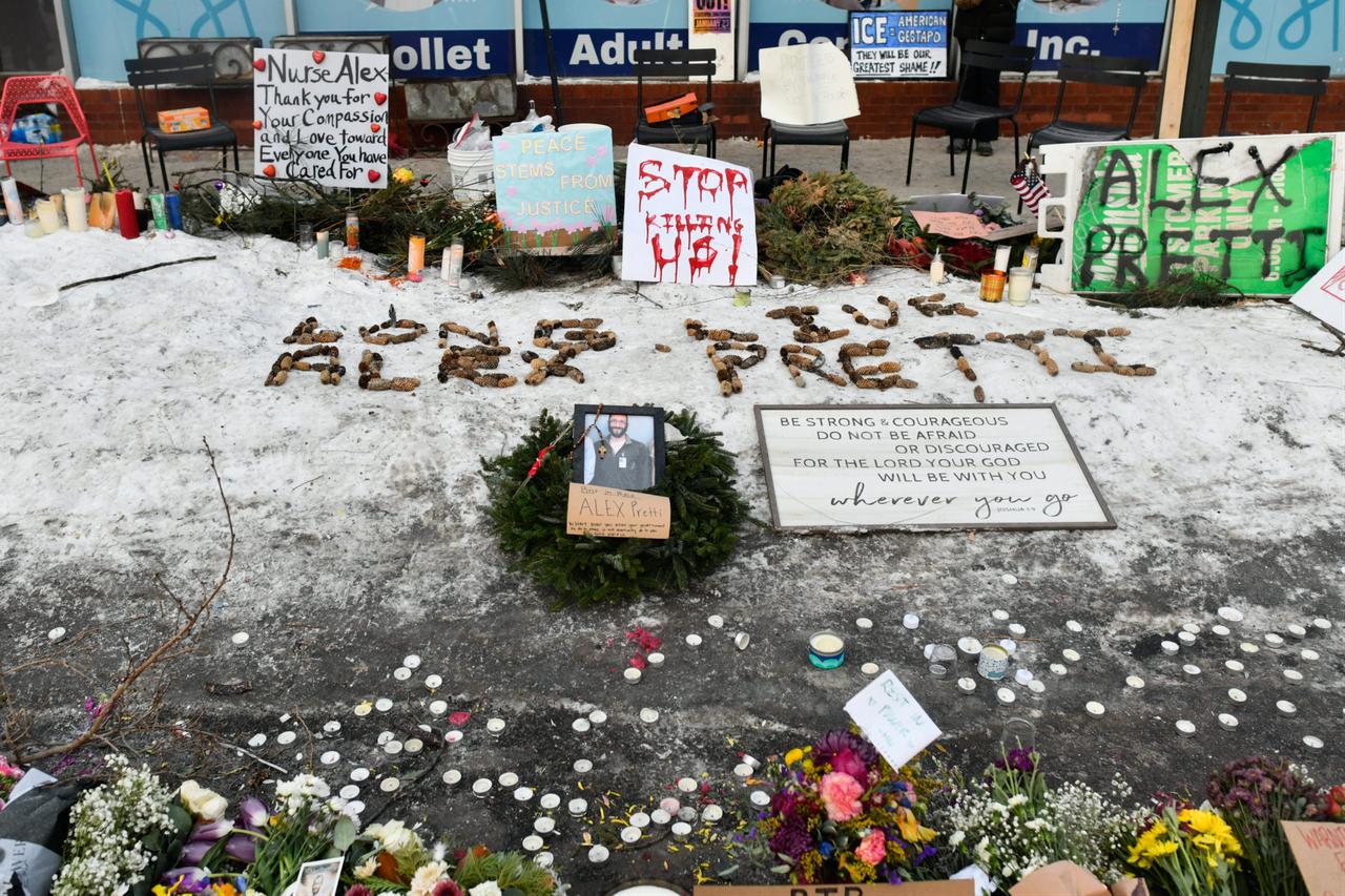 A view of a makeshift memorial in the area where Alex Pretti was shot dead a day earlier by federal immigration agents in Minneapolis, Minnesota, on Jan. 25, 2026. (AFP Photo)