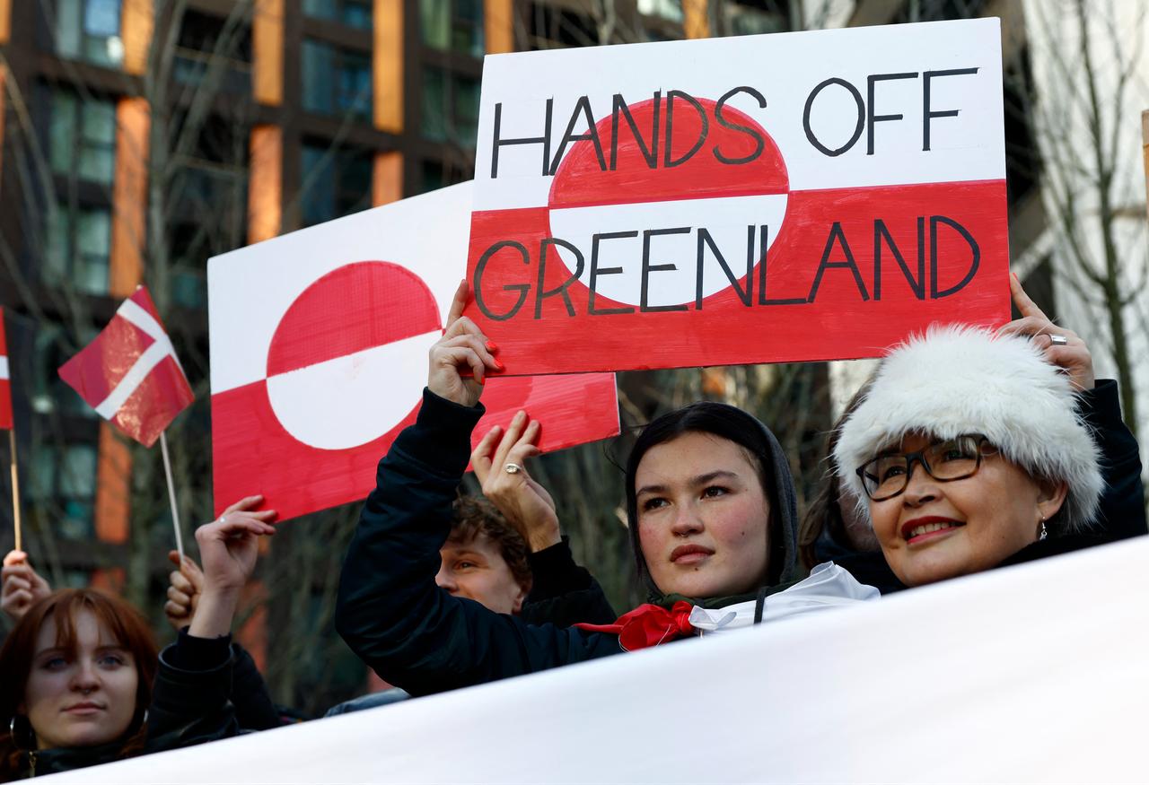 People wave Greenlandic flags as they take part in a demonstration to protest against the US President's plan to take Greenland, outside the US Embassy in London, UK on January 24, 2026. (AFP Photo)