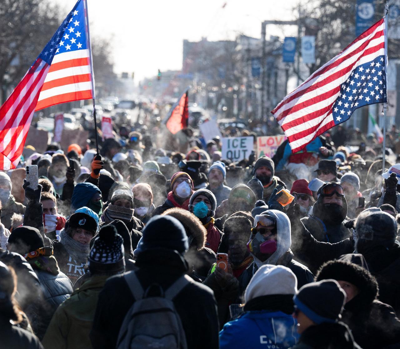 Protesters gather near where a man was shot dead by federal immigration agents in Minneapolis, Minnesota, on Jan. 24, 2026. (AFP Photo)