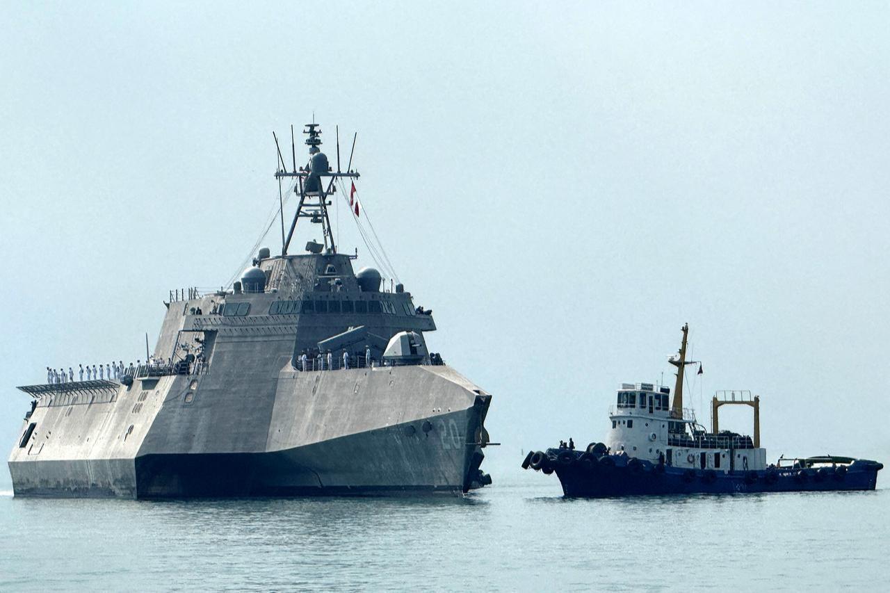The US Navy's USS Cincinnati (LCS-20) littoral combat ship (L) arrives for a port call at the Ream Naval base, located in Cambodia's Preah Sihanouk province, Jan. 24, 2026. (AFP Photo)