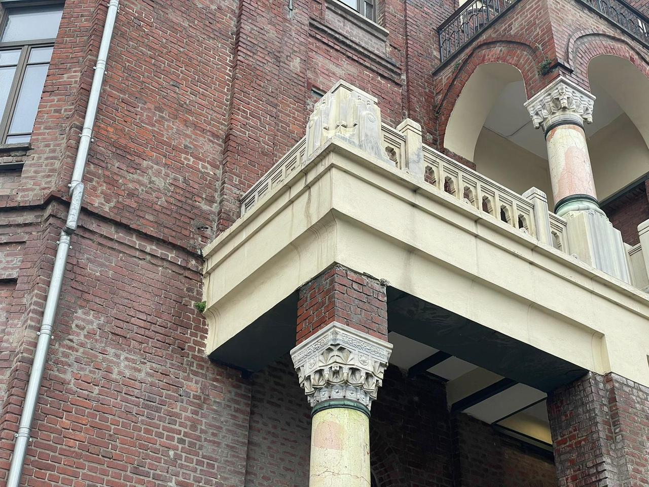 Architectural details of a balcony and columns on the exterior of Bulgur Palace in Istanbul, Türkiye, Jan. 26, 2026. (Photo by Koray Erdogan/Türkiye Today)