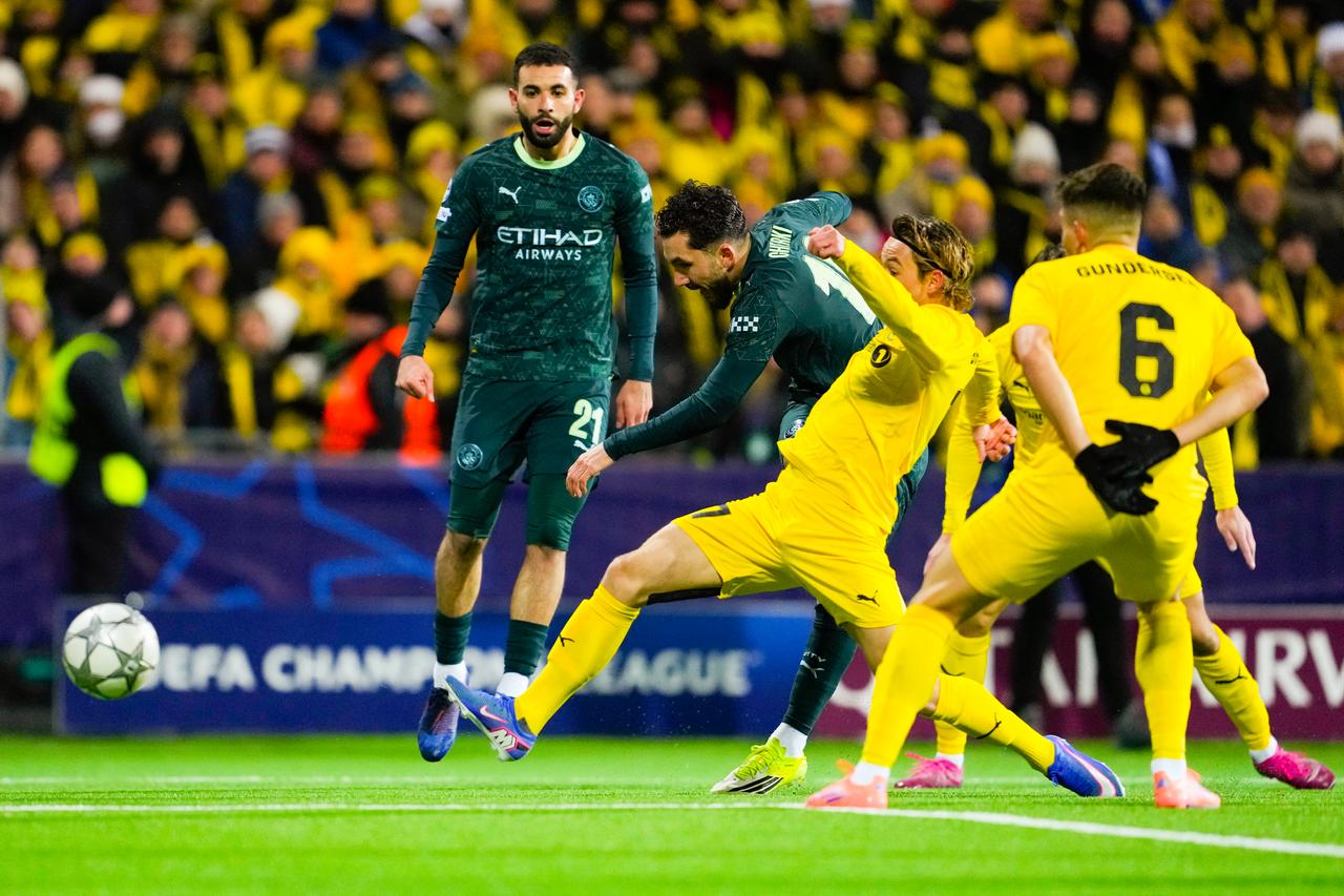 Manchester City’s (#10) Rayan Cherki and Bodo/Glimt’s (#7) Patrick Berg  compete for the ball during the UEFA Champions League match in Bodo, Norway, January 20, 2026 (AFP Photo)