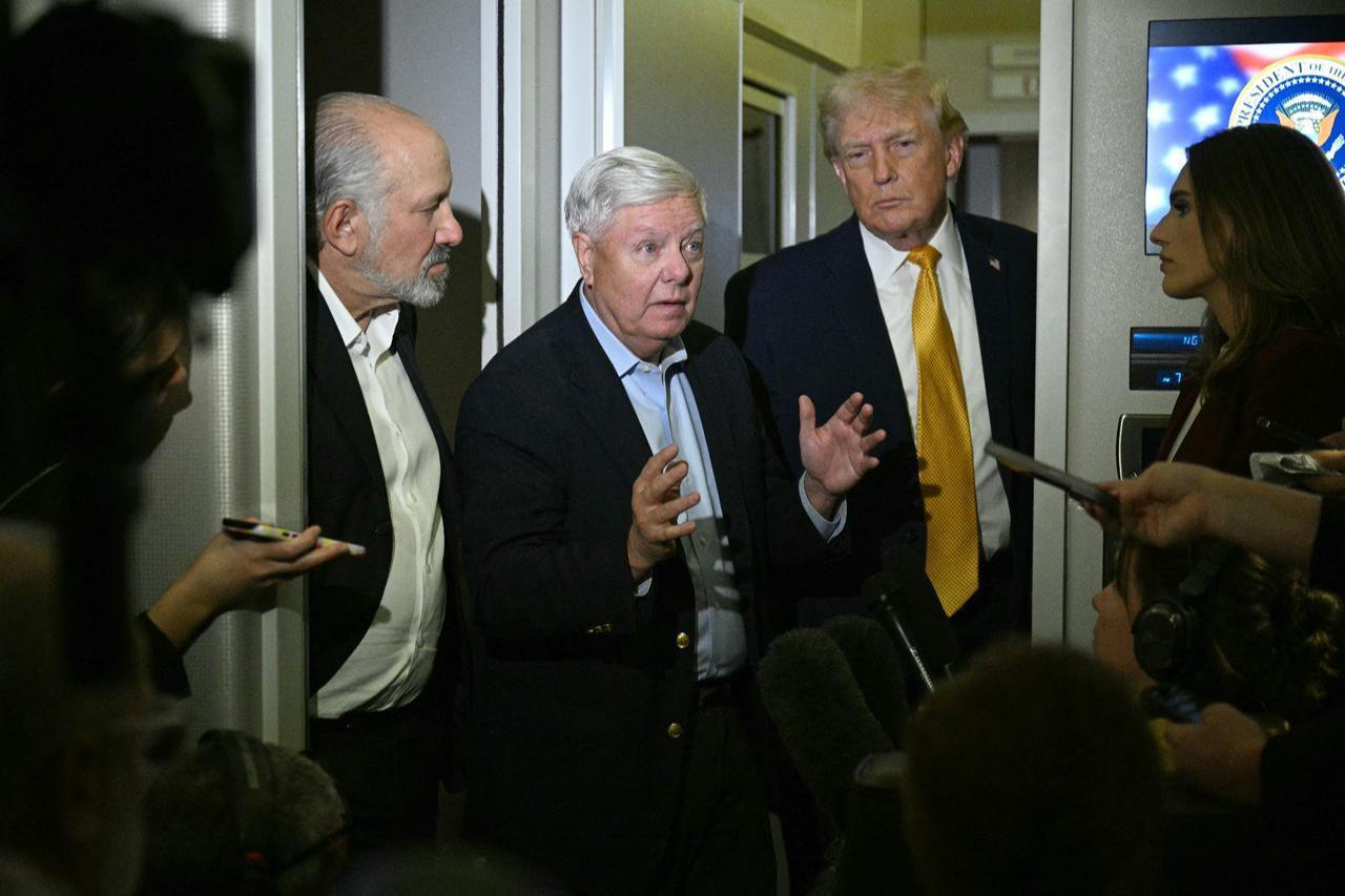 US senator Lindsey Graham (C), Republican of South Carolina, flanked by President Donald Trump (R) speaks with reporters aboard Air Force One on their way back to Washington, DC, Jan. 4, 2026. (AFP Photo)