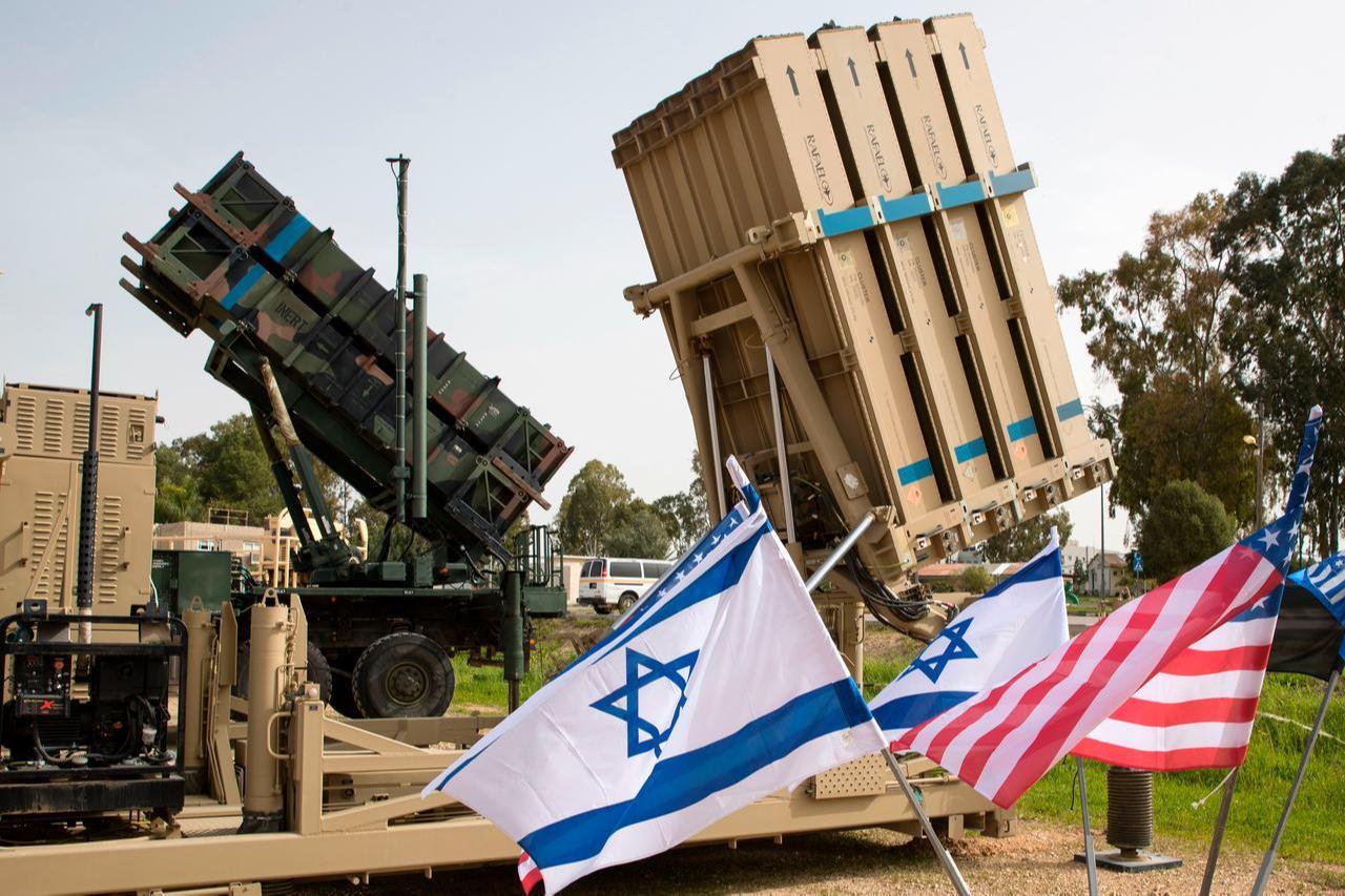 An Israeli 'Iron Dome' anti-rocket system (R) and a US 'Patriot' missile defense system (L) during a joint military exercise at the Hatzor Air Force Base, March 8, 2018. (AFP Photo)