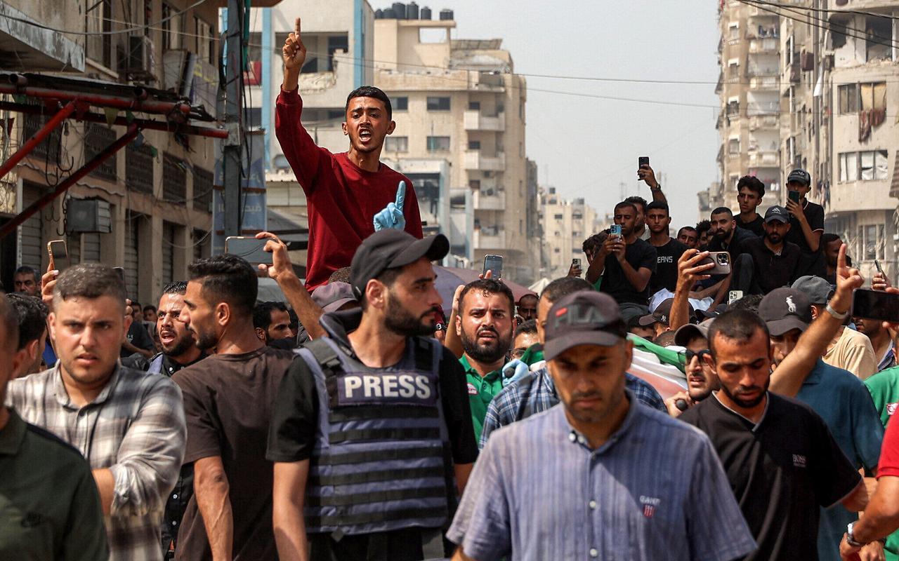 Mourners march with the bodies of the Al Jazeera journalists who were killed in an overnight Israeli strike on their tent in Gaza City, from Al-Shifa hospital to their burial at the Sheikh Radwan cemetery in Gaza City on August 11, 2025. (AFP Photo)