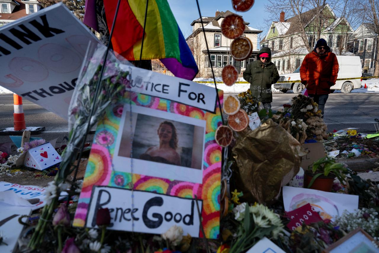 People visit a makeshift memorial for Renee Good on January 26, 2026, who was shot dead by federal agents in Minneapolis, United States, January 7, 2026. (AFP Photo)